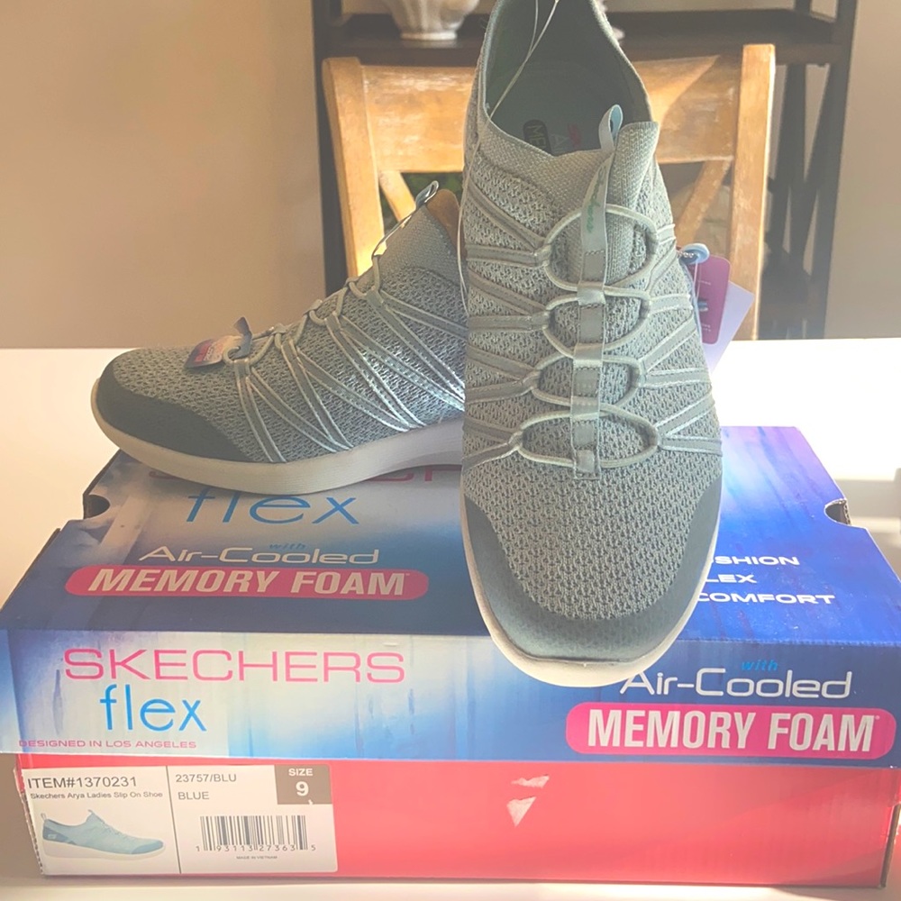NIB! Women’s Skechers Flex light blue size 9